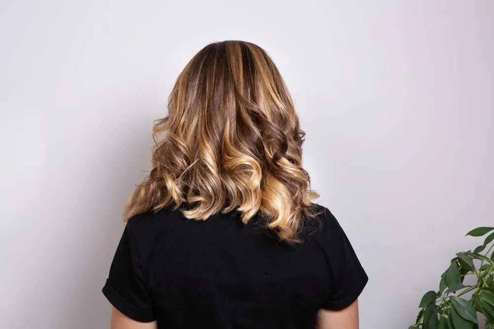 femme cheveux hauteur épaule boucléwebp