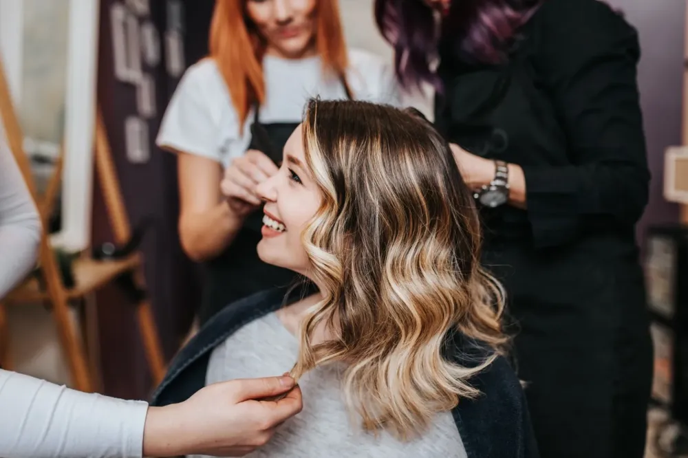 Coiffure femme couleur blonde
