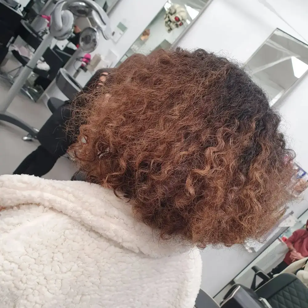 cheveux bouclés avant coiffage