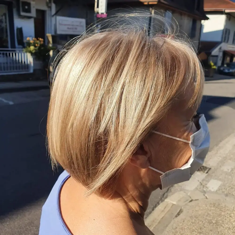 carré court cheveux blond